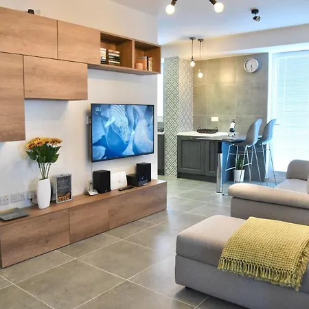 Bright & Modern 2-bedroom, 4th Floor In Gzira, Malta * Gzira